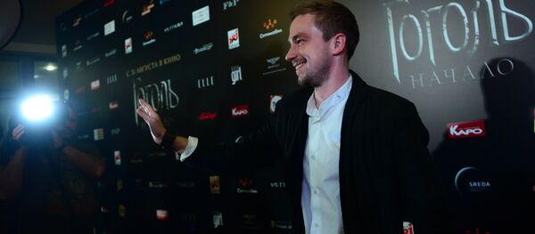 Исполнитель главной роли Александр Петров на премьере фильма режиссёра Егора Баранова Гоголь. Начало Исполнитель главной роли Александр Петров на премьере фильма режиссёра Егора Баранова Гоголь. Начало - Sputnik Беларусь