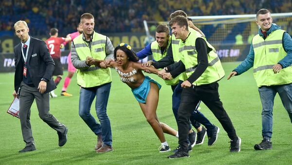 Украинская активистка Femen разделась перед украинскими и турецкими футболистами в Харькове - Sputnik Беларусь