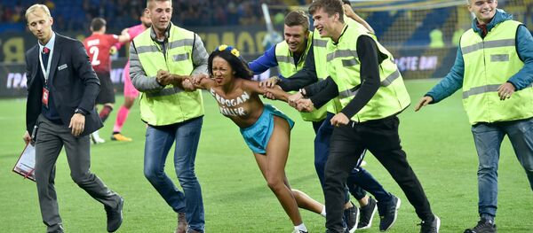 Украинская активистка Femen разделась перед украинскими и турецкими футболистами в Харькове - Sputnik Беларусь