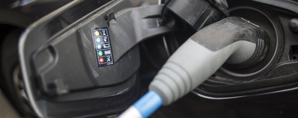 Электрааўтамабіль на станцыі зарадкі, архіўнае фота Электрааўтамабіль на станцыі зарадкі, архіўнае фота - Sputnik Беларусь