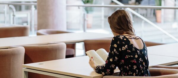 Девушка читает книгу, архивное фото - Sputnik Беларусь