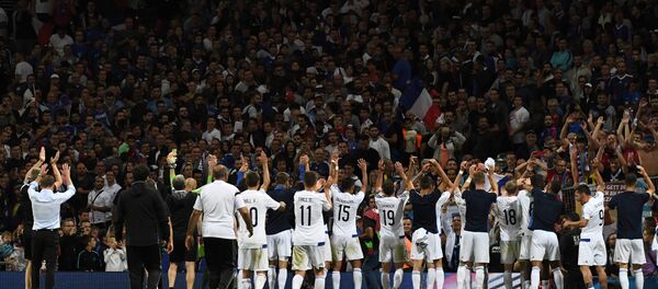 Сборная Люксембурга благодарит болельщиков после матча с Францией - Sputnik Беларусь