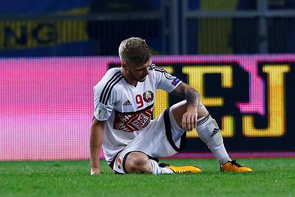 Полузащитник сборной Беларуси Никита Корзун в матче против шведов - Sputnik Беларусь