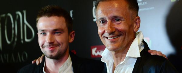 Исполнитель главной роли Александр Петров (слева) и исполнитель роли Гуро Олег Меньшиков на премьере фильма режиссёра Егора Баранова Гоголь. Начало - Sputnik Беларусь