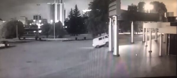 УАЗ въехал в здание кинотеатра Космос в Екатерибурге, видео - Sputnik Беларусь