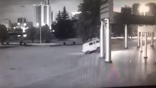 УАЗ въехал в здание кинотеатра Космос в Екатерибурге, видео - Sputnik Беларусь