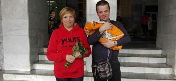 Лариса и Валерий Довгань и их малышка - Sputnik Беларусь