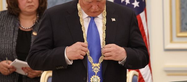 Дональд Трамп с подарком - Sputnik Беларусь