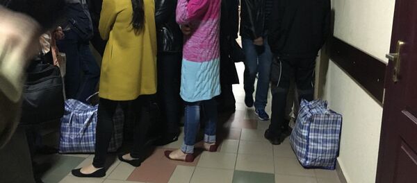 На скамье подсудимых 11 человек, из них пять ожидали приговора дома, находясь под подпиской о невыезде, и на суд пришли с большими клетчатыми сумками - Sputnik Беларусь