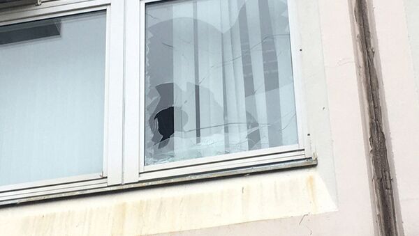 Разбитое выстрелом окно - Sputnik Беларусь