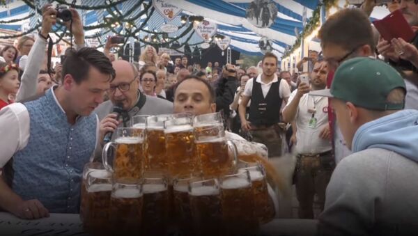 Немец поднял рекордное число кружек с пивом, видео - Sputnik Беларусь