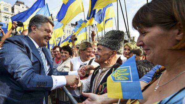 Президент Украины Петр Порошенко (слева) общается с киевлянами, архивное фото - Sputnik Беларусь