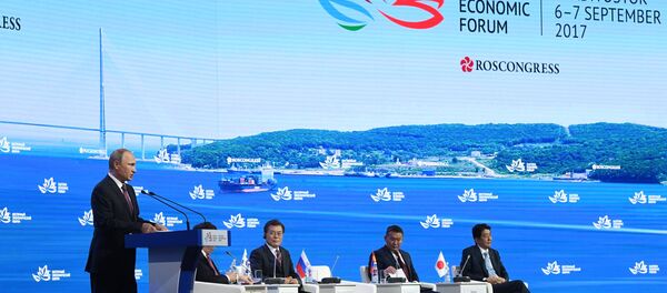 Президент РФ Владимир Путин выступает на пленарном заседании III Восточного экономического форума во Владивостоке - Sputnik Беларусь