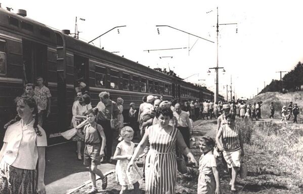 В 1967 году открылось движение электричек в молодечненском направлении и сюда, к Минскому морю, регулярно выезжали тысячи минчан. - Sputnik Беларусь