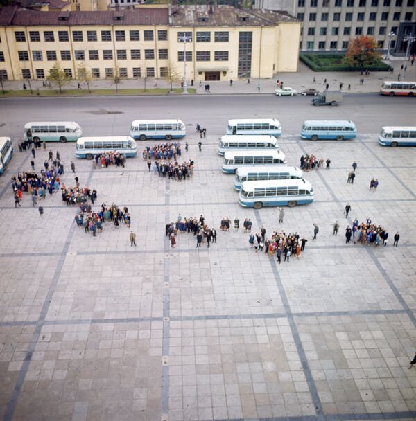 Автобусы с туристами на площади имени В. И. Ленина, 1967 год. - Sputnik Беларусь