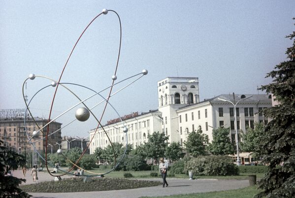 А вот с другой стороны все было иначе. Площадь Якуба Коласа с 1962 года украшала скульптура атома. Памятник писателю и его литературным персонажам появился лишь в 1972 году. - Sputnik Беларусь