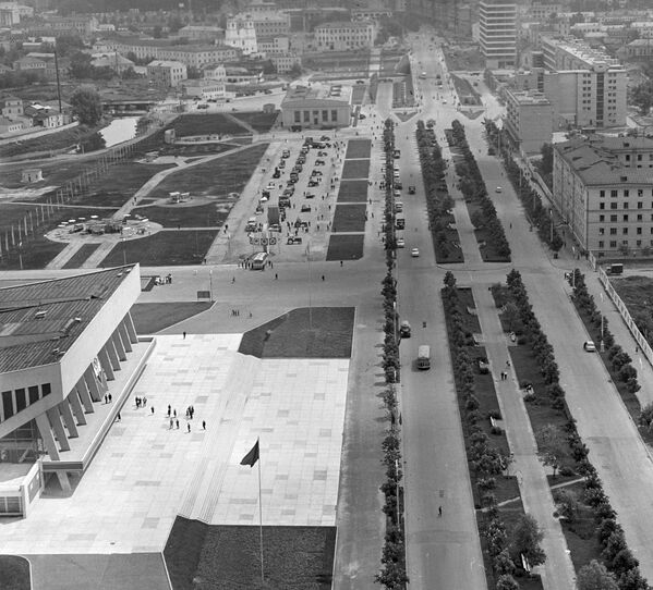 Облик Парковой магистрали (позже проспект Машерова, теперь - проспект Победителей) начал складываться именно в 1960-е, в частности, появился Дворец спорта. - Sputnik Беларусь