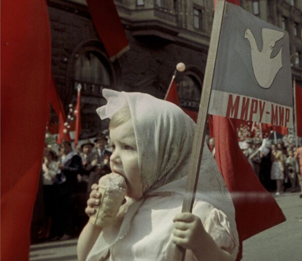 Юная москвичка на первомайской демонстрации, 1964 год.Мы судьбу свою только начали,Просто девочки, просто мальчики,Но уже москвичи! - Sputnik Беларусь