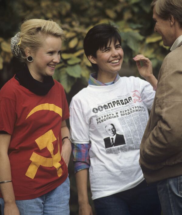 Девушки-москвички в футболках на одной из улиц города, 1990 год. - Sputnik Беларусь