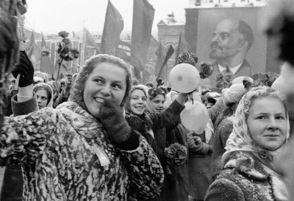 Жительницы Москвы участвуют в демонстрации на Красной площади, 1960 год. - Sputnik Беларусь