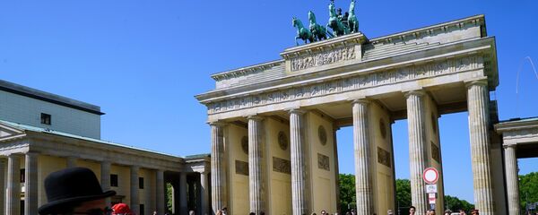 Вид на Бранденбургские ворота с улицы Унтер ден Линден в Берлине, архивное фото - Sputnik Беларусь
