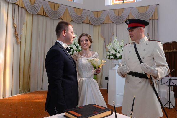 С праздником молодоженов поздравил минский городовой - Sputnik Беларусь