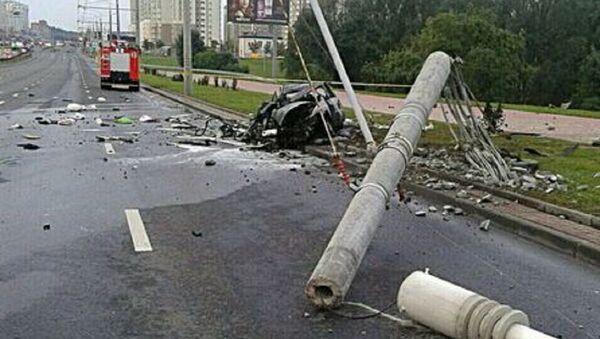 Водитель Mitsubishi врезался в столб в Минске - Sputnik Беларусь