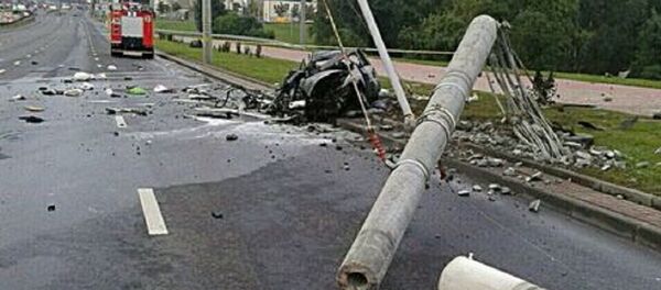 Водитель Mitsubishi врезался в столб в Минске - Sputnik Беларусь