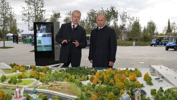 Президент РФ В.Путин посетил парк Зарядье в Москве - Sputnik Беларусь