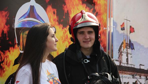 Молодые люди на праздновании Дня города в Минске - Sputnik Беларусь