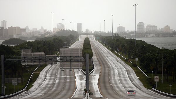 Пустое шоссе в Майами накануне прихода урагана Ирма - Sputnik Беларусь