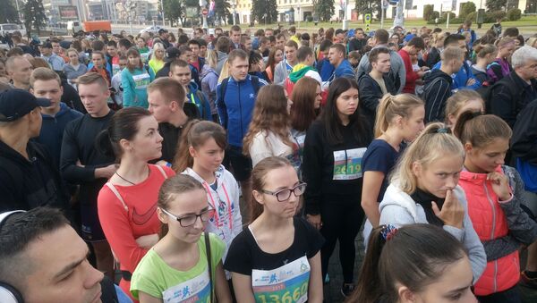Участники Минского полумарафона стоят в очереди на трассу - Sputnik Беларусь