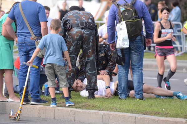 Некоторым бегунам на дистанции понадобилась помощь врачей - Sputnik Беларусь