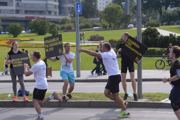 Участников полумарафона подбадривали неравнодушные зрители - Sputnik Беларусь