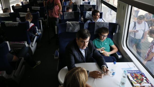 Михаил Саакашвили с женой и сыном в поезде - Sputnik Беларусь