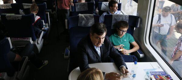 Михаил Саакашвили с женой и сыном в поезде Михаил Саакашвили с женой и сыном в поезде - Sputnik Беларусь
