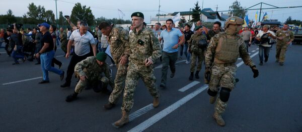 Украинские пограничники пытаются не допустить Михаила Саакашвили и его сторонников через границу Украинские пограничники пытаются не допустить Михаила Саакашвили и его сторонников через границу - Sputnik Беларусь