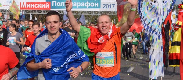 Бегуны на мінскім паўмарафоне - Sputnik Беларусь