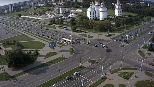 Грузовик потерял кирпичи на перекрестке в Бресте, видео - Sputnik Беларусь
