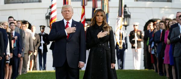 Дональд Трамп с супругой на лужайке Белого дома - Sputnik Беларусь