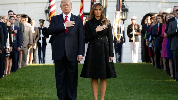 Дональд Трамп с супругой на лужайке Белого дома - Sputnik Беларусь