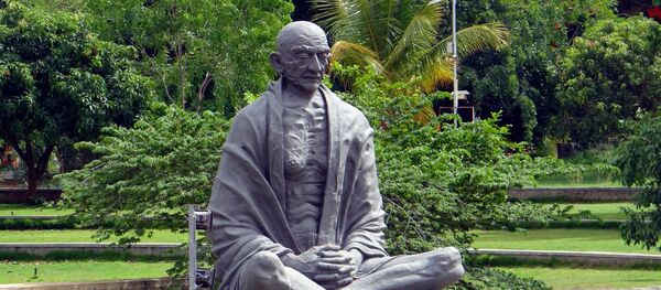 Утренние занятия йогой на берегу Ганга, Индия - Sputnik Беларусь