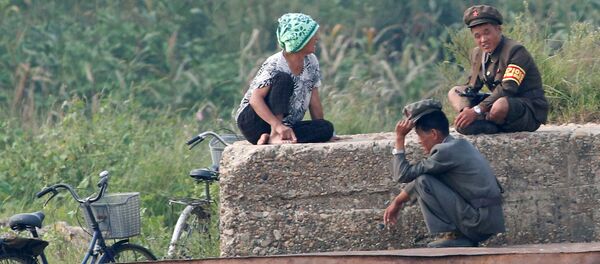 Жители Северной Кореи на берегу реки Ялу - Sputnik Беларусь