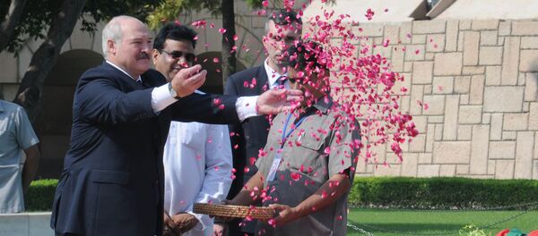 Александр Лукашенко возложил цветы по индийскому обряду у самадхи (гробницы с прахом) Махатмы Ганди в Раджхате в Нью-Дели - Sputnik Беларусь