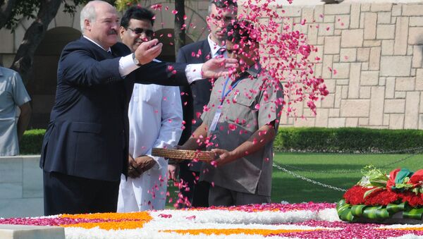 Александр Лукашенко возложил цветы по индийскому обряду у самадхи (гробницы с прахом) Махатмы Ганди в Раджхате в Нью-Дели - Sputnik Беларусь