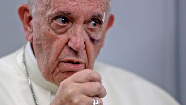 Папа Римский Фрациск получил травму глаза в результате резкого торможения папамобиля - Sputnik Беларусь