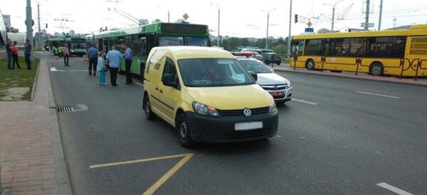 ДТП с участием легкового авто и общественного транспорта на проспекте Дзержинского в Минске - Sputnik Беларусь