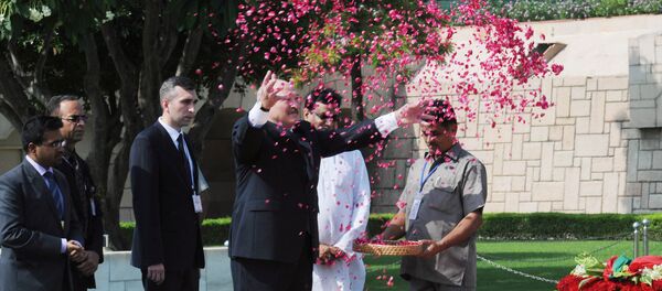 Александр Лукашенко возложил цветы по индийскому обряду - Sputnik Беларусь