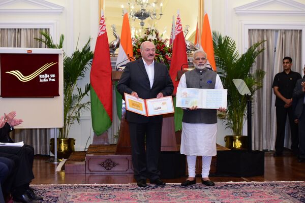 Президент Беларуси Александр Лукашенко и премьер-министр Индии Нарендра Моди во время церемонии обмена подписанными двусторонними документами - Sputnik Беларусь