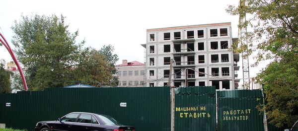 Жителям района предложили обсудить строительство мультифункционального комплекса, который уже вырос у них под окнами - Sputnik Беларусь